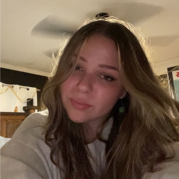 Meet your Posher, Madison - Picture 1 of 1